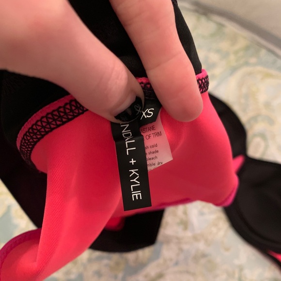 š¦©KENDALL & KYLIE BIKINI - Picture 4 of 5